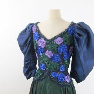 Dramatic Victor Costa for Holt Renfrew red carpet dress in emerald green taffeta